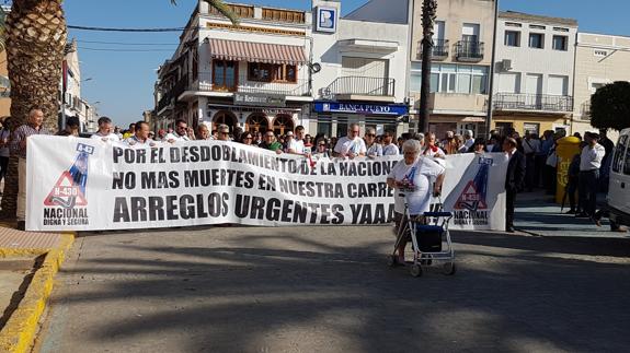 1.500 personas cortan la N-430 para reclamar su conversión en autovía