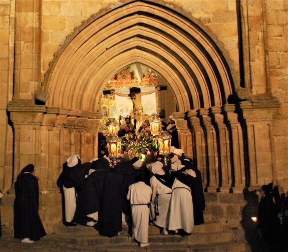 Cientos de personas acompañan a los traslados procesionales