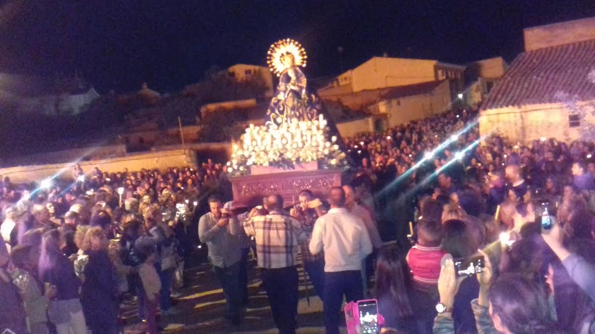Centenares de vecinos despiden a La Soledad en el regreso a su ermita