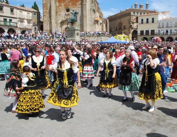 Trujillo celebra el Chíviri con intenso sol y buen ambiente