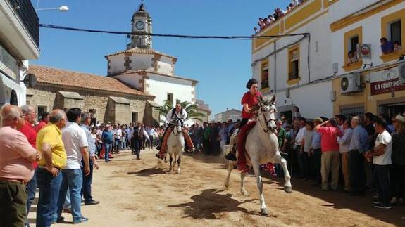 Miles de personas contemplan en Arroyo las carreras de caballos del 'Día de la Luz'