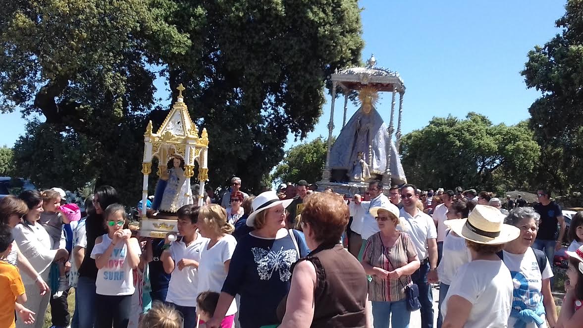 El buen tiempo llena la romería de la Virgen