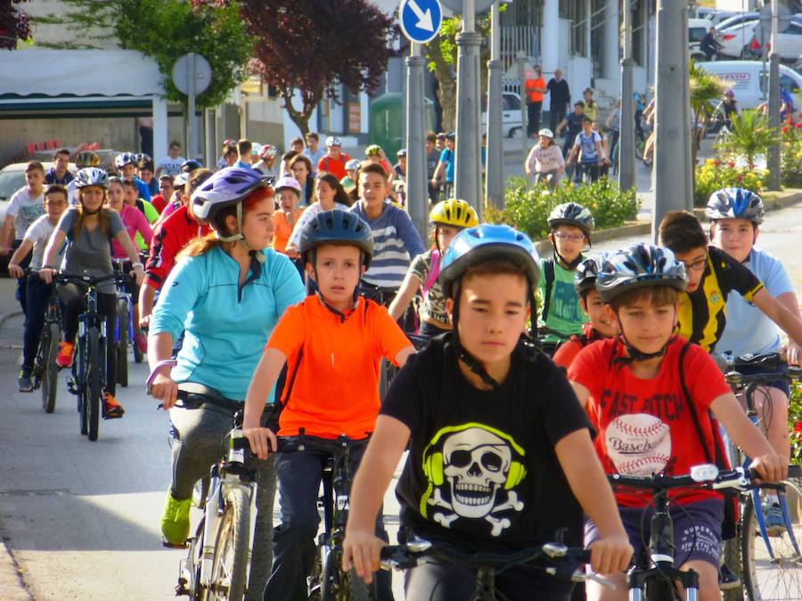 La comunidad educativa santeña celebró su particular día de la bici