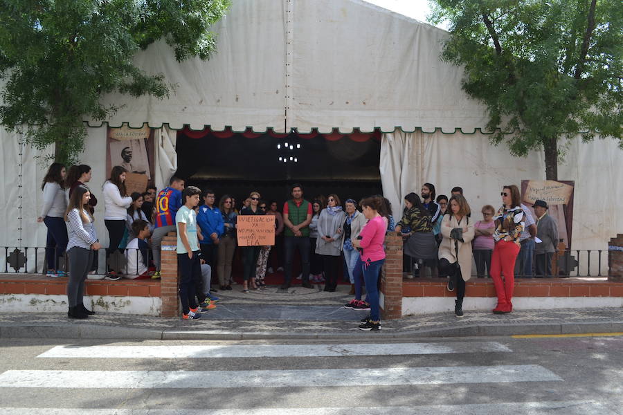 El Ayuntamiento secunda un minuto de silencio convocado por familiares y enfermos de ELA