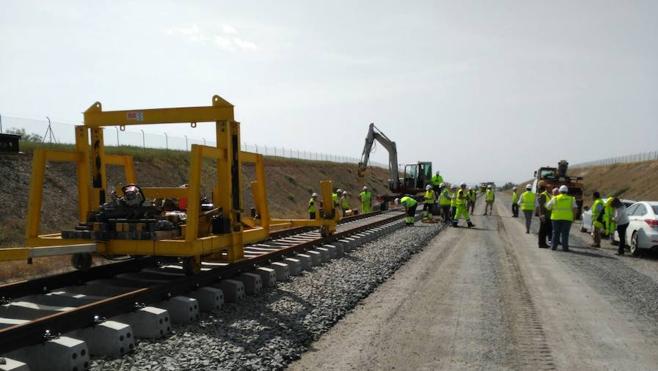 Adif empieza a instalar vías del tren rápido de Cáceres a Mérida