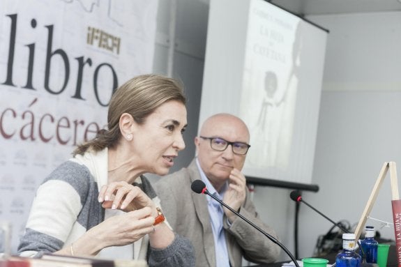 Carmen Posadas demuestra su tirón literario en Cáceres