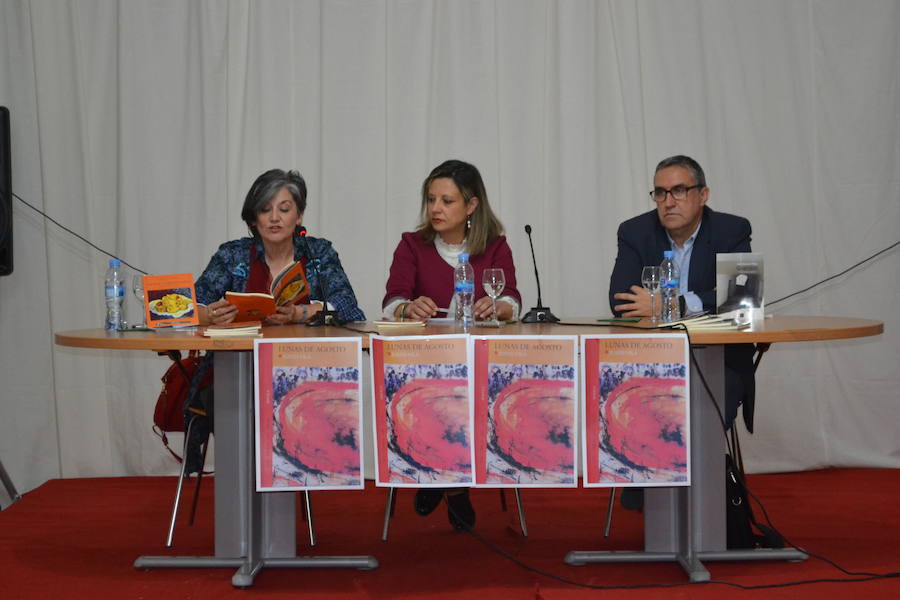 Los poetas Caridad Jiménez y José Manuel Vivas presentaron sus últimas obras en la localidad