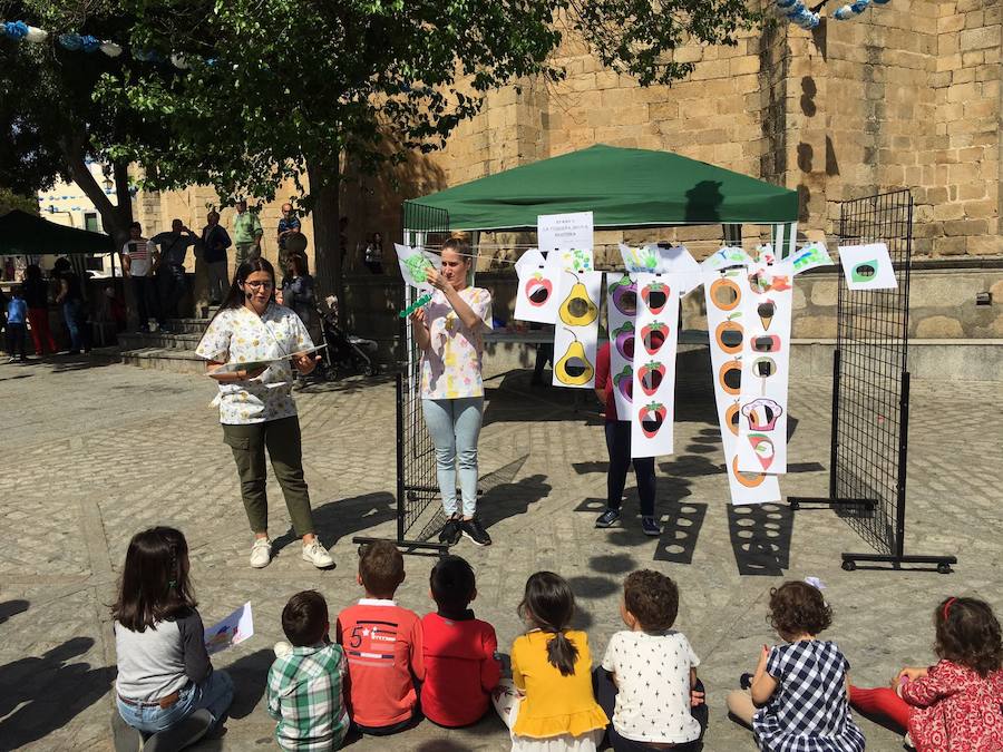 La plaza de la Constitución rebosa cultura en el Día Internacional del Libro