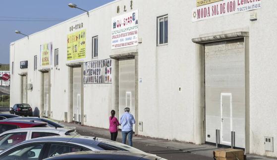 Las multas cierran las tiendas que abrían los domingos en El Nevero