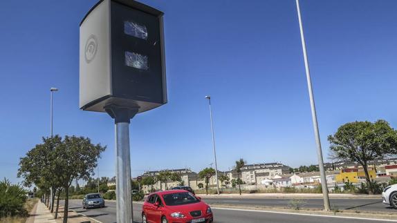 Rompen los cristales del radar del Puente Real, aunque continúa funcionando