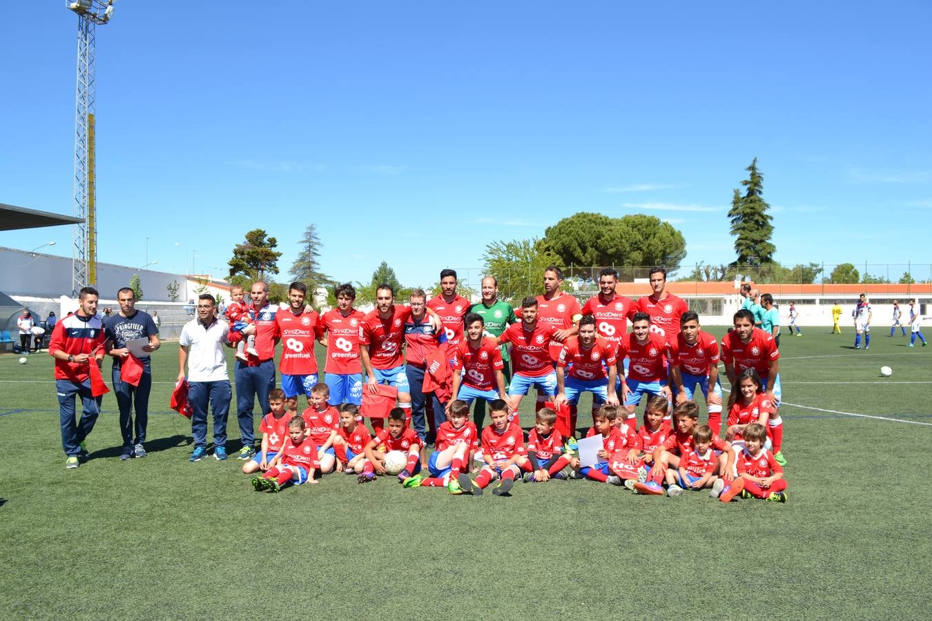 Cariño y respeto en la despedida de la Yeyi de su afición