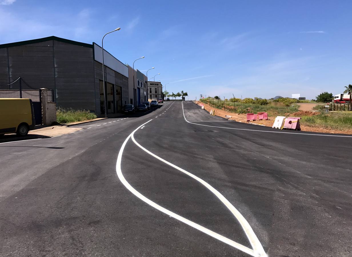 El Ayuntamiento pavimenta varias calles y accesos de la localidad