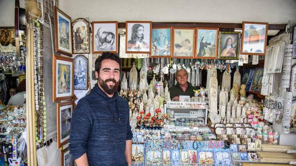 Extremeños en Fátima: Diogo ayuda a sus abuelos en la tienda de recuerdos