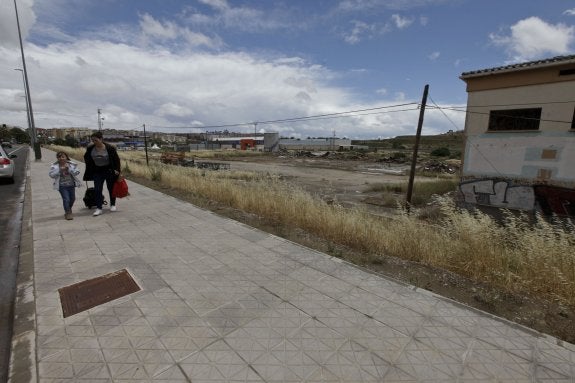 La avenida del Ferrocarril se abre paso como la principal zona comercial