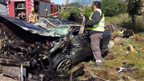Fallecen tres jóvenes y otro resulta herido en una salida de vía cerca de Madrigal de la Vera