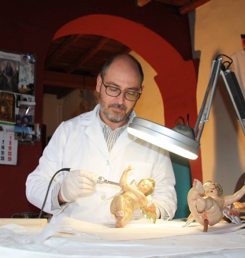 Juanjo Minaya imparte una charla para explicar la restauración de la Virgen de Piedraescrita