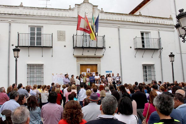 Malestar en el equipo de gobierno municipal por la concentración sin previo aviso ante el Ayuntamiento