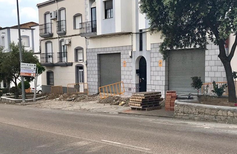 Obras de mejoras en la margen derecho de la calle Fuentes