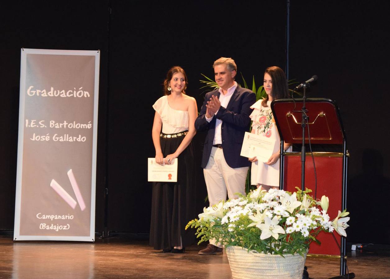 El Ayuntamiento entrega dos becas a las alumnas con mejor expediente del instituto