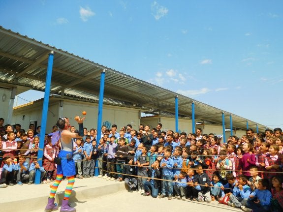 Kurdistán sonríe con un malabarista extremeño