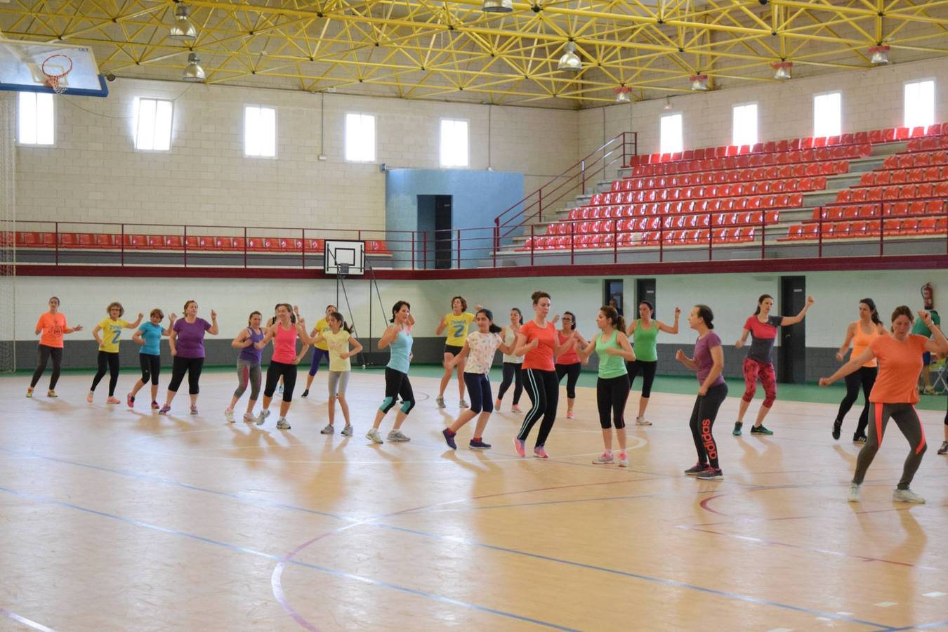 Una treintena de mujeres participan en una master class de zumba