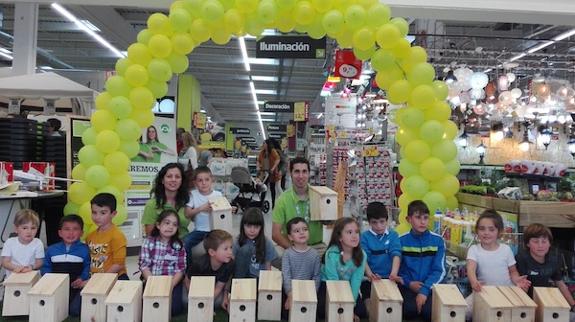 AMUS participa en una campaña de colocación de cajas nido para aves en el entorno del Río Guadiana a su paso por Mérida