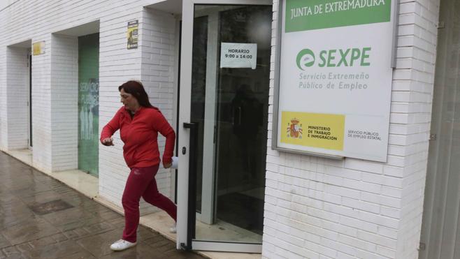 El paro baja en 5.745 personas en el mes de mayo en Extremadura