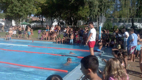 El Ayuntamiento precisa de 4 socorristas acuáticos para la piscina