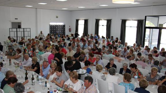 Unos 250 mayores participaron en la comida homenaje organizada para ellos por el Ayuntamiento