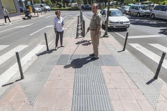 Se renuevan las baldosas adaptadas para invidentes en los acerados