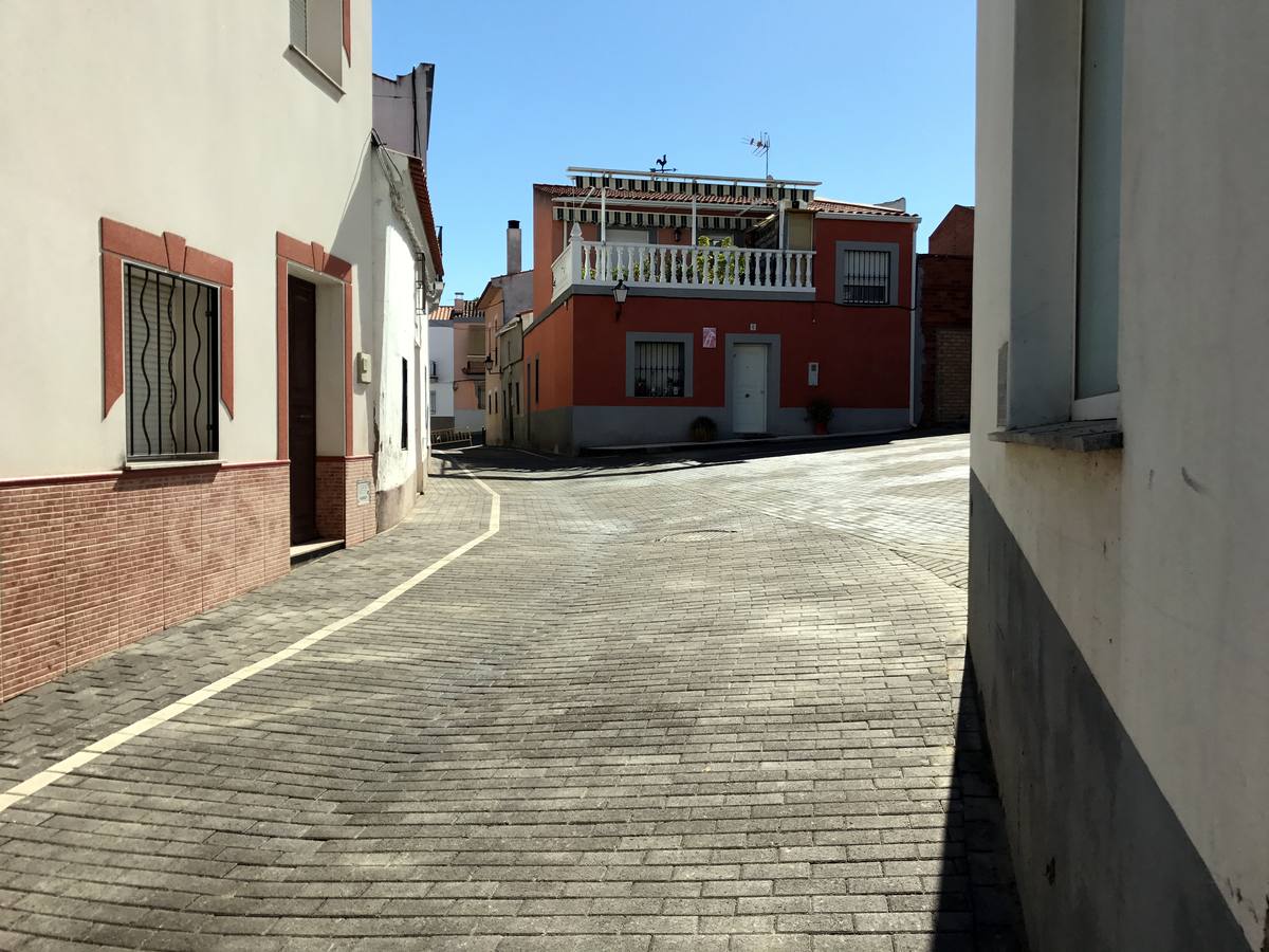 La calle Sarteneja luce un aspecto tradicional tras las obras realizadas