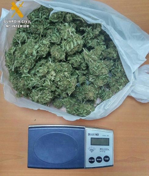 La Guardia Civil sorprende a dos jóvenes vecinos de Fuente del Maestre presuntamente traficando con droga en la vía pública