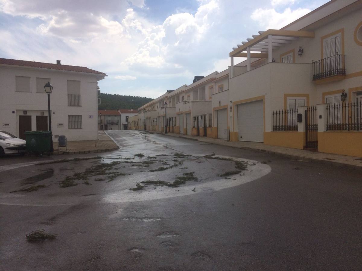 La tormenta ha borrado el alfombrado preparado para la Procesión del Corpus