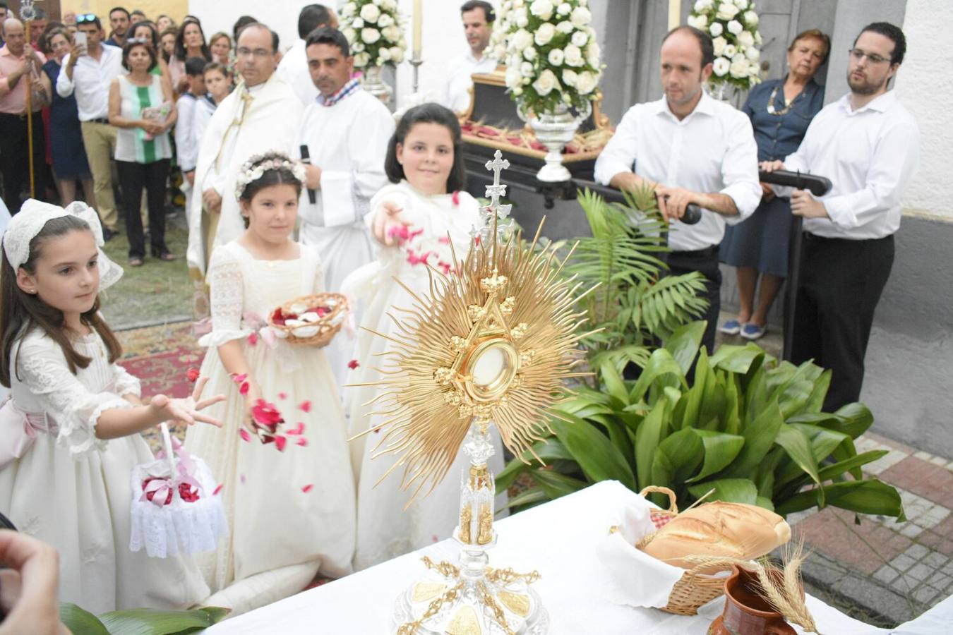 La procesión del Corpus vuelve a atraer a numerosos vecinos