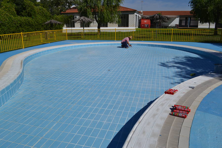 La piscina abrirá con nuevos suelos en las duchas y en la piscina infantil