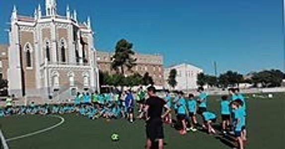 El Campus de Fútbol 'Ciudad de Almendralejo' ya se imparte en las instalaciones del Colegio San José