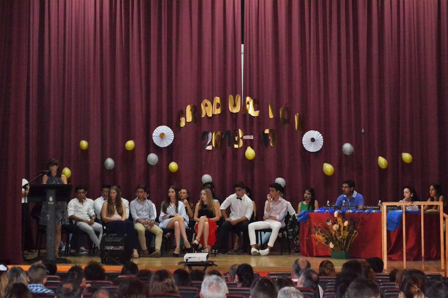 La directora del IESO San Ginés se despide del centro en el acto de graduación