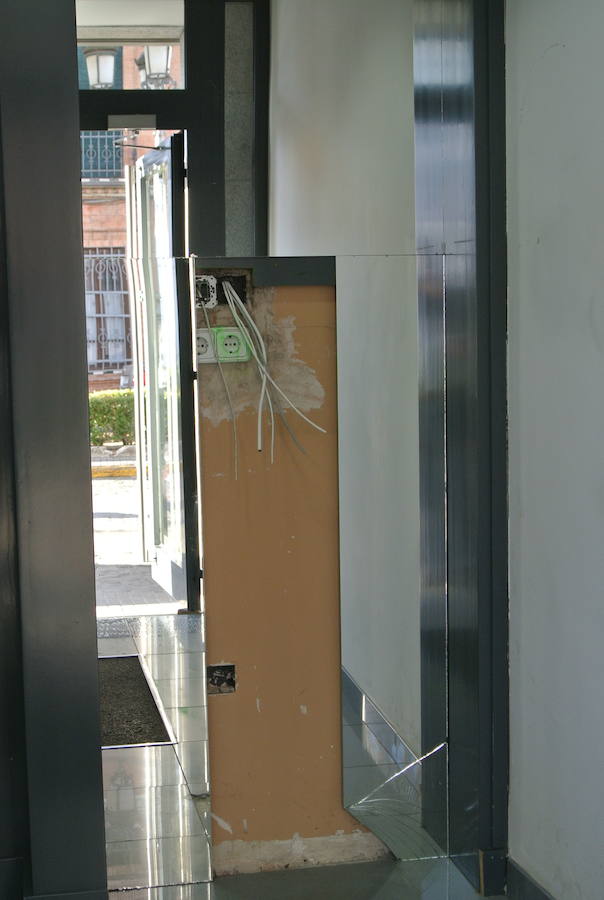 Roban el cajero de Caixa Geral arrancándolo del suelo