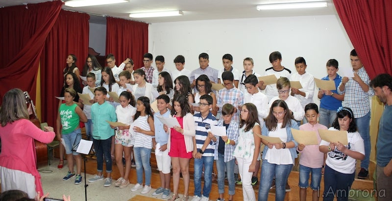 Los alumnos de sexto de primaria se despiden del colegio con un acto de graduación