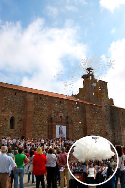 368 globos blancos recuerdan la ausencia de Manuela Chavero