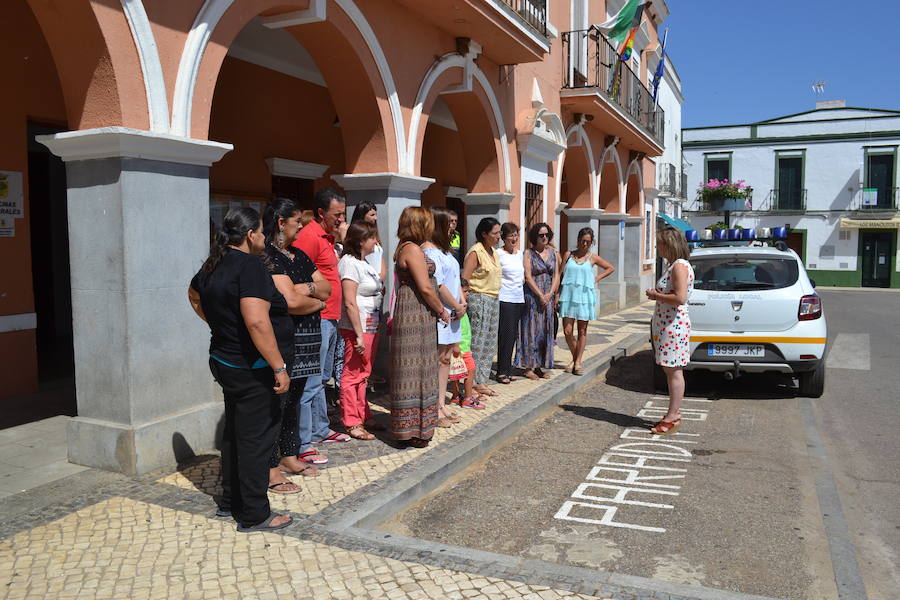 Secundado por la corporación municipal y un grupo de vecinos un minuto de silencio por Miguel Ángel Blanco