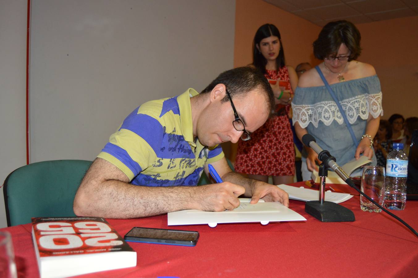 Un centro de ocio abarrotado acoge el debut del paisano José Miguel Gallardo como novelista