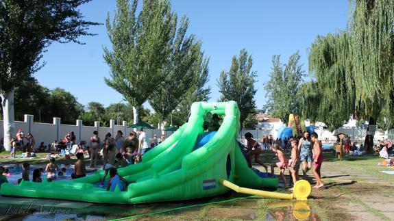 Mayores y pequeños disfrutaron ayer de la fiesta del agua en la piscina