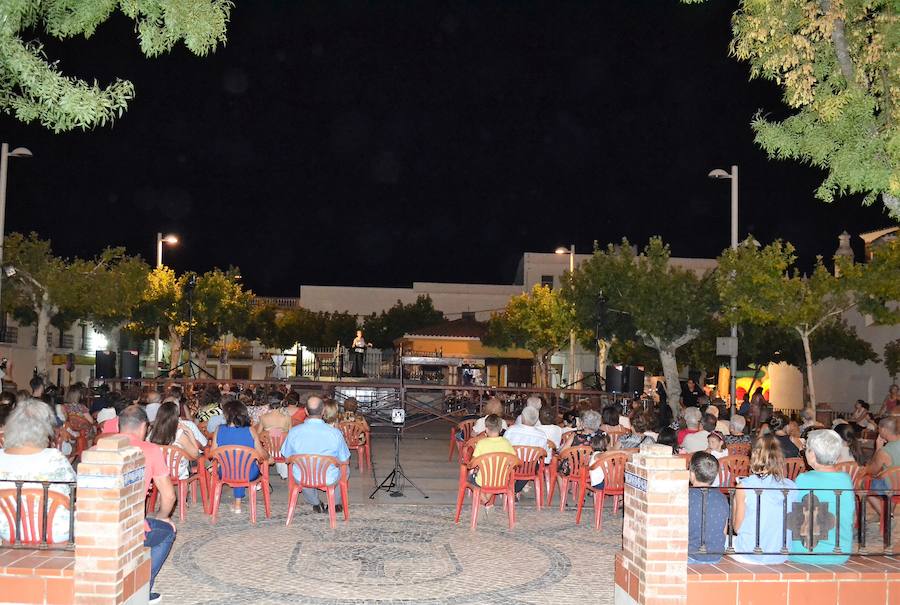 Los espectadores llenan la plaza para ver la obra 'Ya es tiempo'