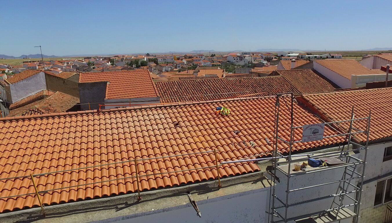 Reparan la cubierta y el tejado del edificio de la Universidad Popular