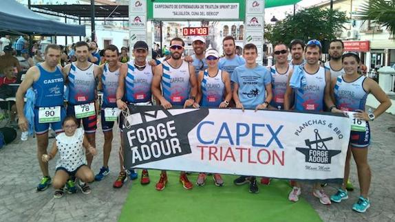 Tercera posición del equipo masculino del CAPEX en el Campeonato de Extremadura de Triatlón