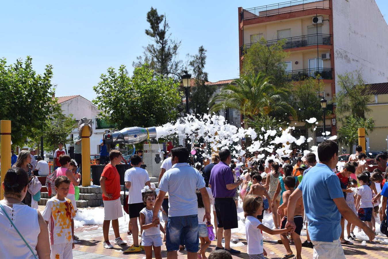 Actividades acuáticas y fiesta de la espuma, esta mañana en el parque de la Constitución