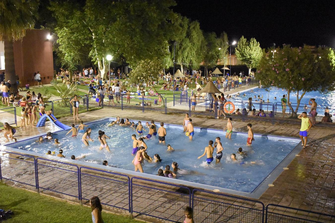 Éxito de la fiesta nocturna del agua