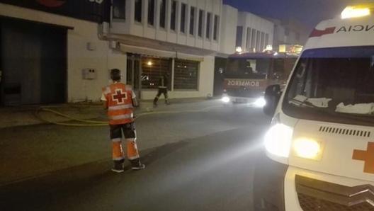 Bomberos de Villafranca intervienen en la extinción de un incendio en una nave de Almendralejo