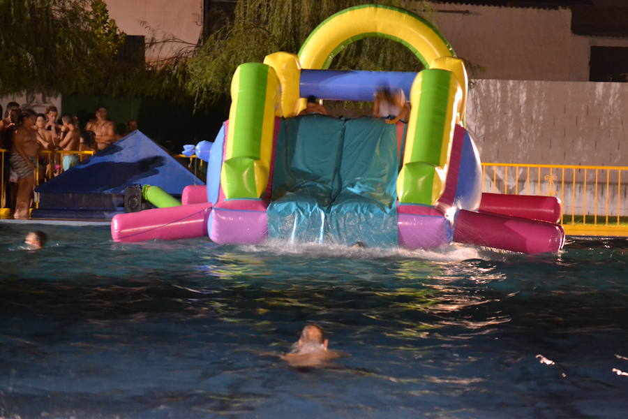 La piscina municipal acoge la III Fiesta Nocturna con hinchables